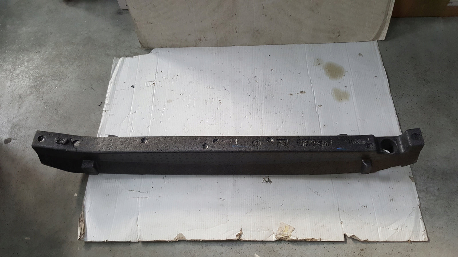 Absorber zderzaka przedniego VW GOLF VII 5G0807248G demontaż