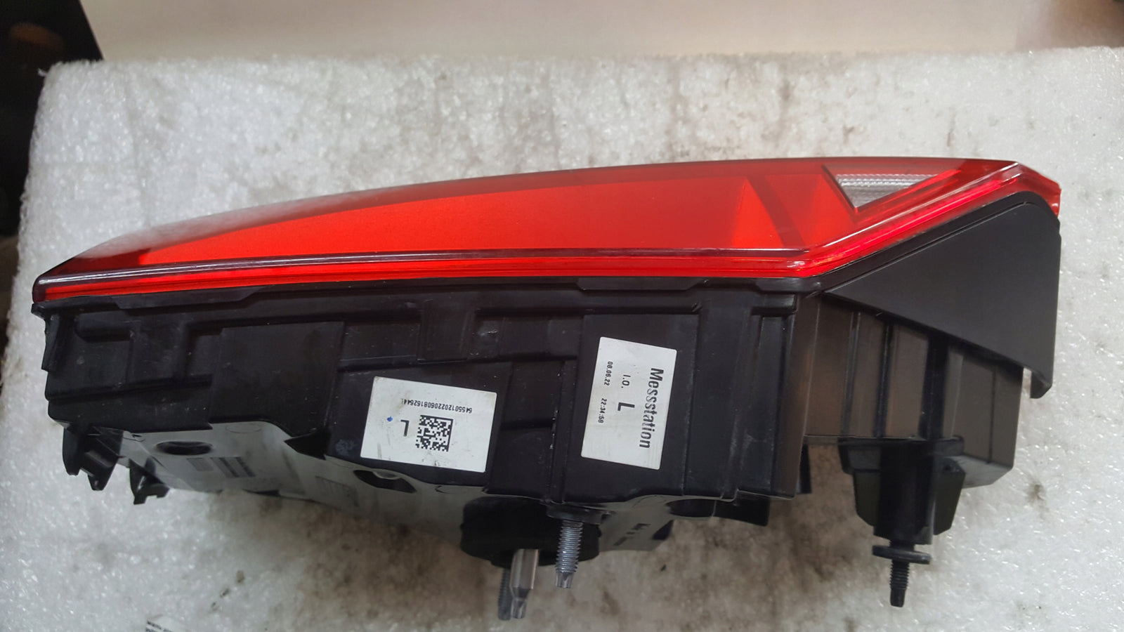 Tylna lewa lampa LED w klapę AUDI A6 C8 sedan 4K5945075 demontaż