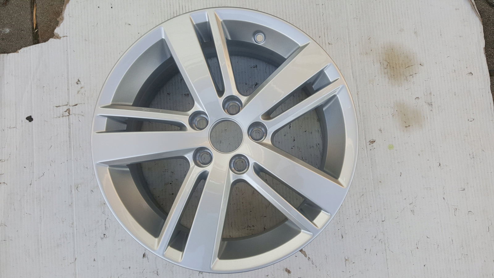 NOWA ORYGINALNA felga aluminiowa VW POLO 6Jx15 et 40 6R0601025AB