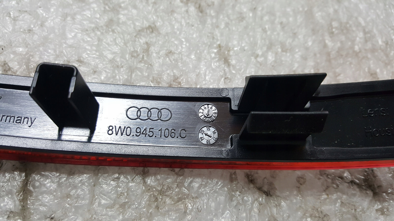 Odblask zderzaka PR+LE tył AUDI A4 8W0945105C/106C