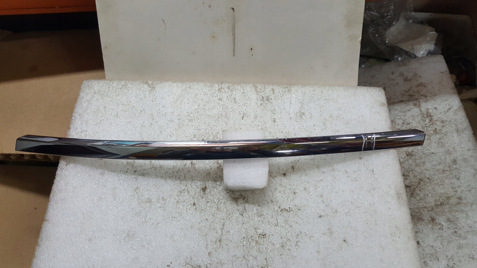 AUDI A6 C6 LIFT 08- OZDOBNA LISTWA CHROM ZDERZAKA PRZÓD LEWA 4F0853065