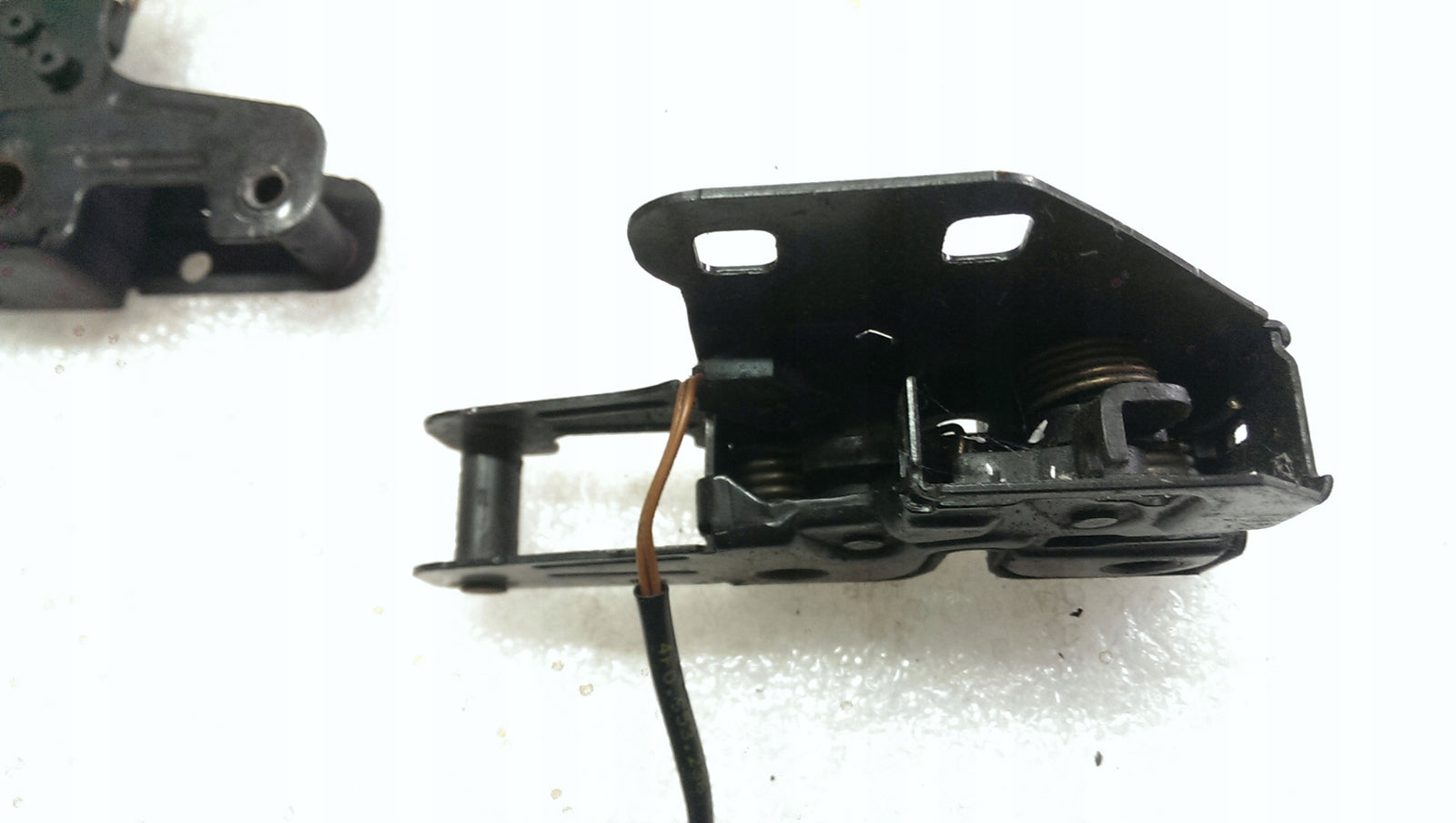 Zamek maski AUDI A6 C6 4F0823509A demontaż