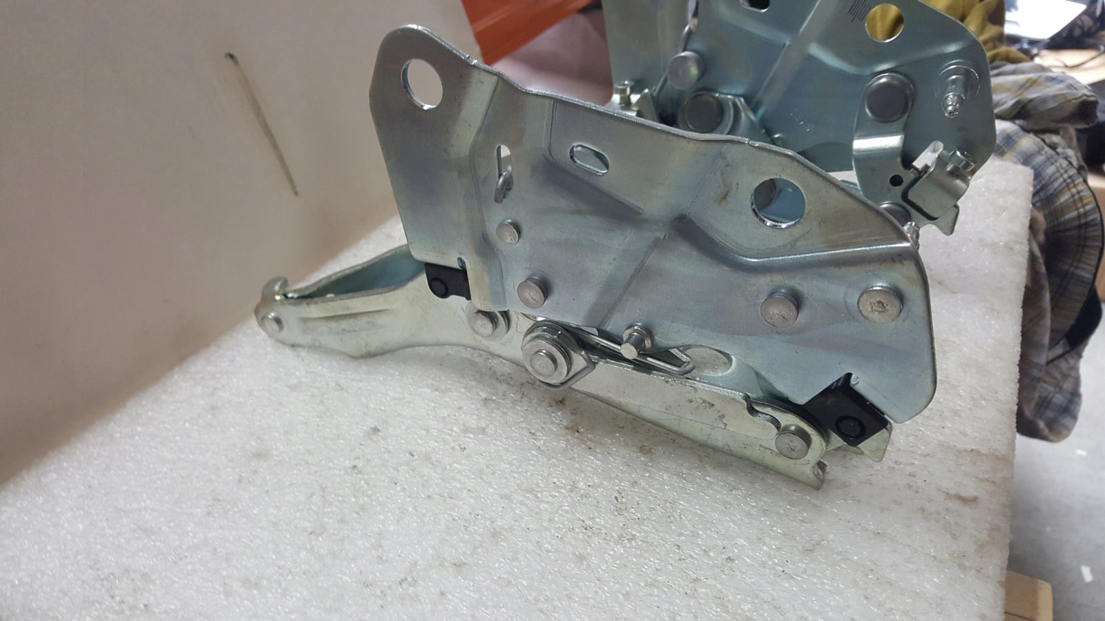 NOWE ORYGINALNE zawiasy maski L+P VW TOURAN 5TA823301D 5TA823302D