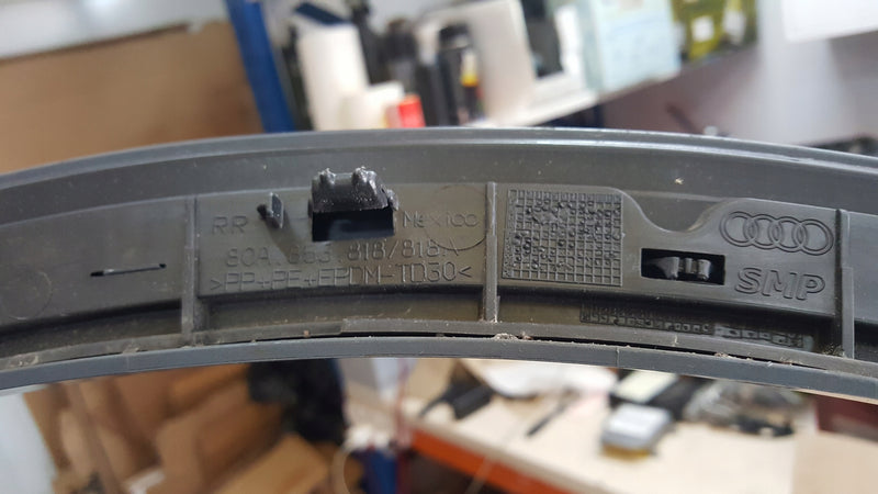 Listwa błotnika prawy tył AUDI Q5 80A853818A demontaż