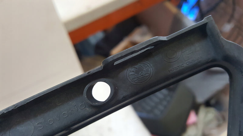 Ramka halogenu lewy przód SKODA SUPERB 3T0807681