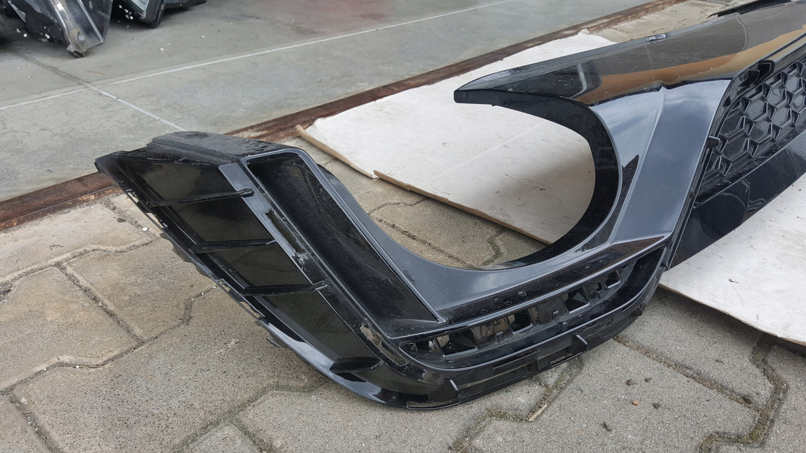 Dokładka dyfuzor spoiler zderzaka tylnego AUDI RS5 8W6807521AL demontaż