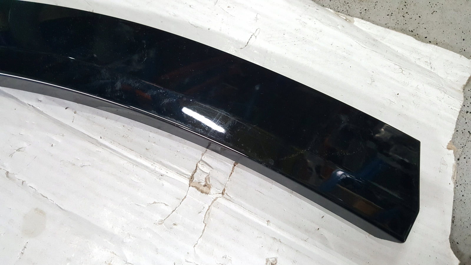 Listwa błotnika przedniego prawa strona AUDI E-TRON 4KE853718A demontaż