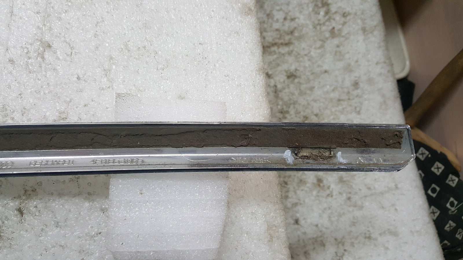 AUDI A6 C6 LIFT 08- OZDOBNA LISTWA CHROM ZDERZAKA PRZÓD LEWA 4F0853065