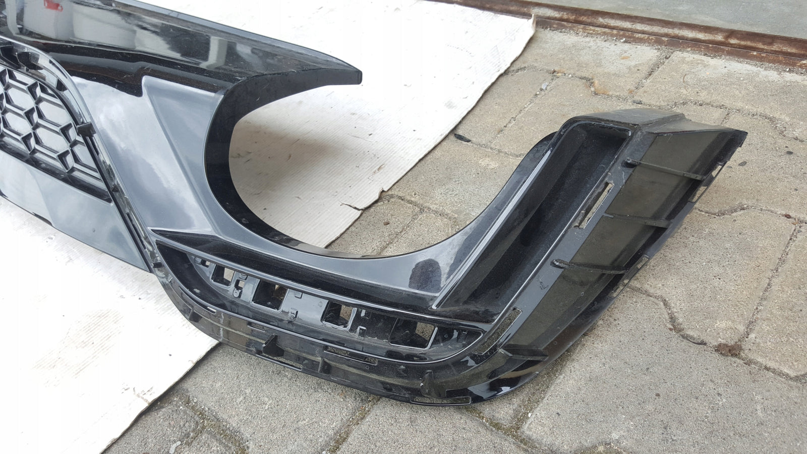 Dokładka dyfuzor spoiler zderzaka tylnego AUDI RS5 8W6807521AL demontaż