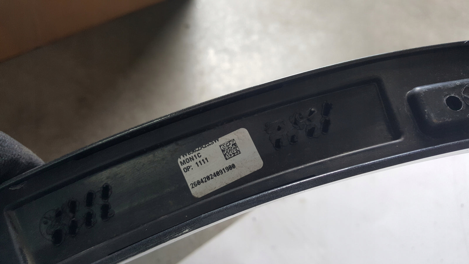 Listwa błotnika prawy przód VW TOUAREG 3 760853718A demontaż
