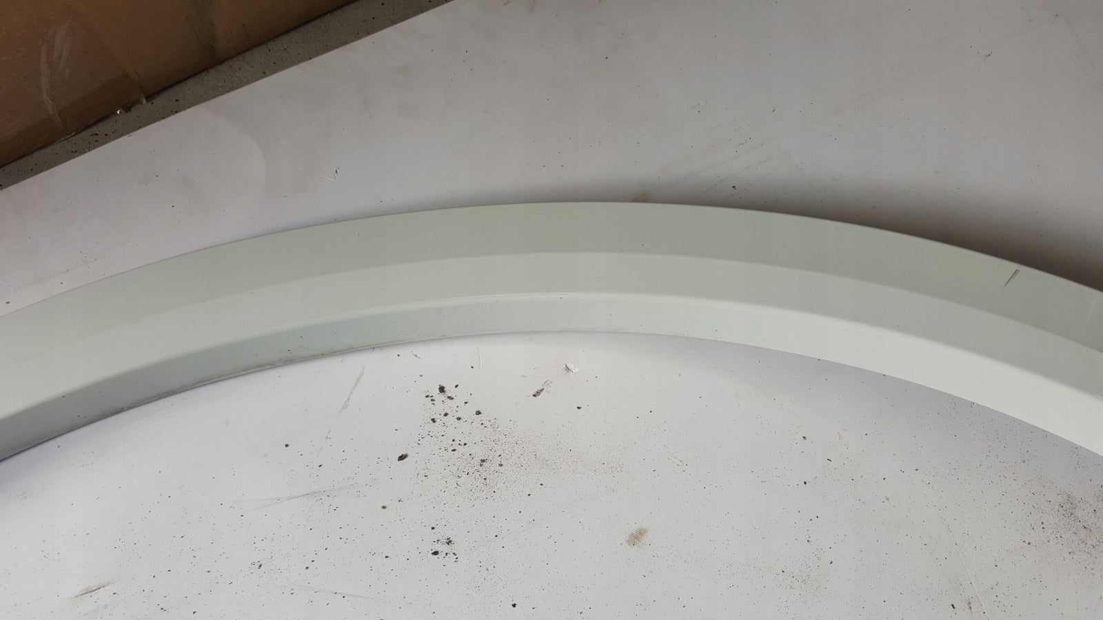 Listwa błotnika prawy tył VW TOUAREG 3 760853818C demontaż