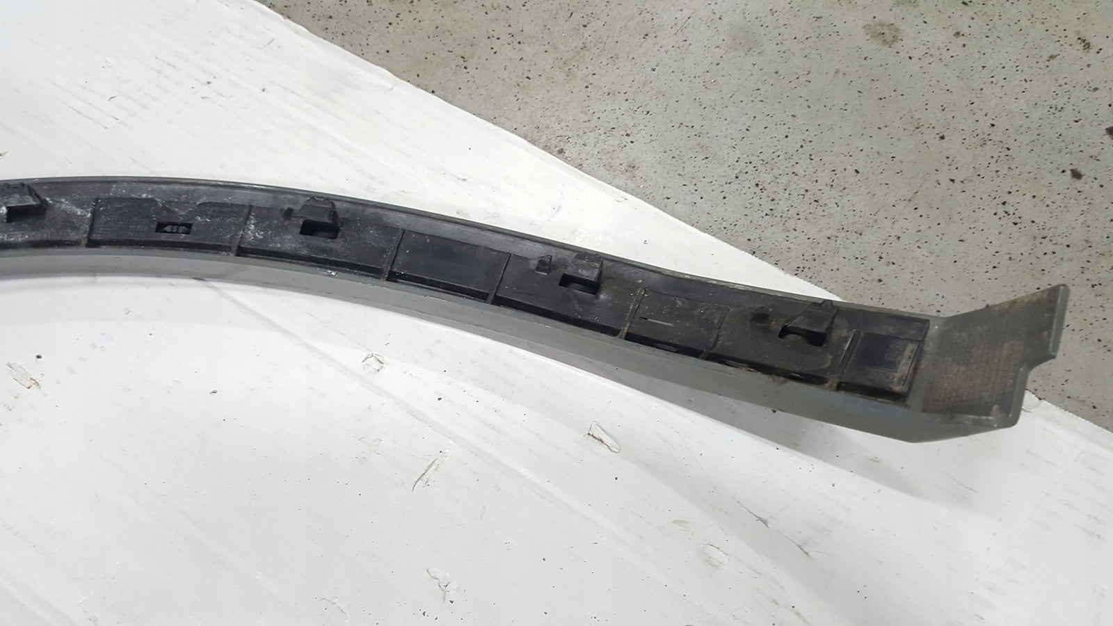 Listwa błotnika PR tył AUDI Q5 80A853818A demontaż