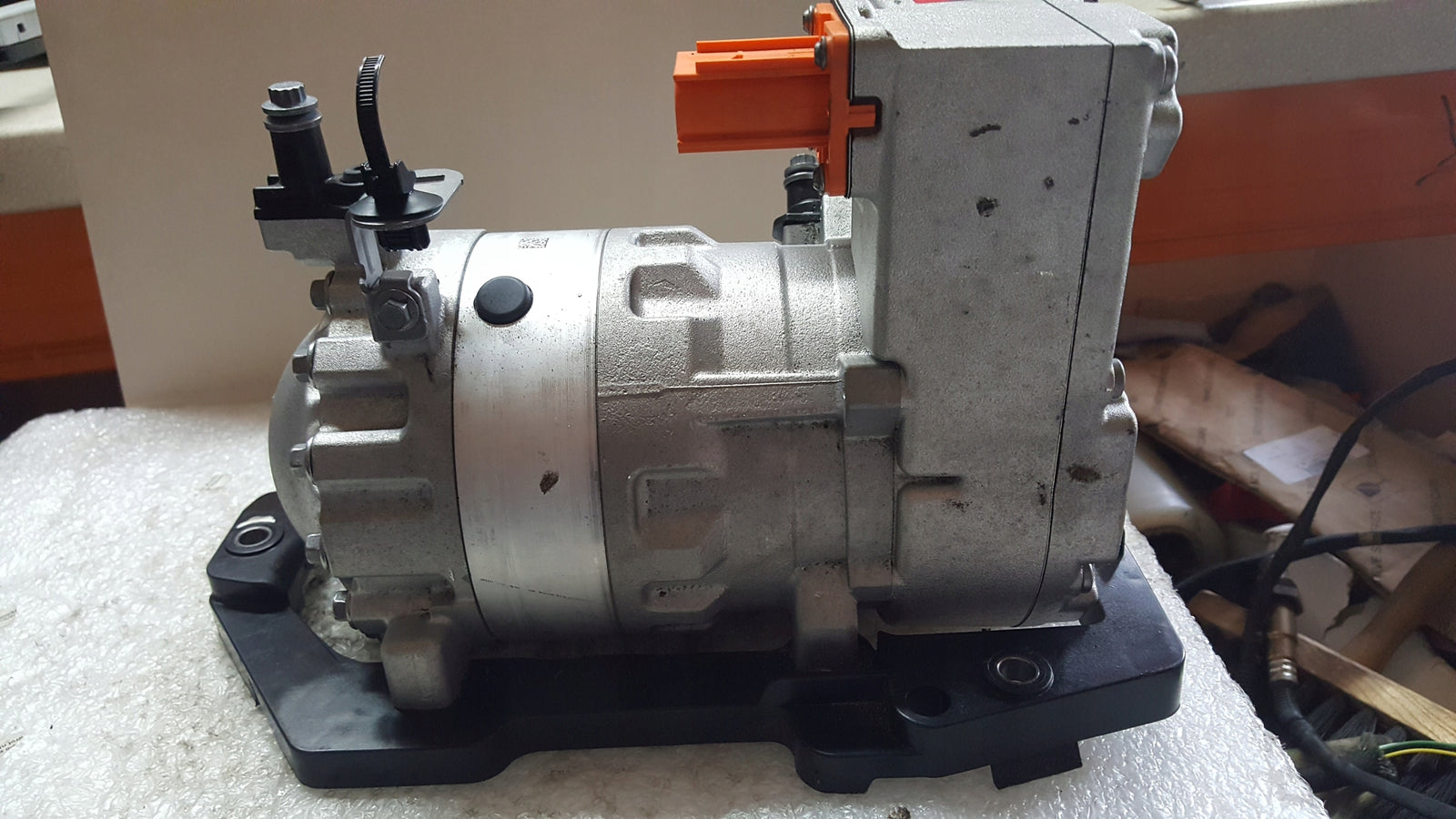 Kompresor klimatyzacji VW ID.4 1EA820808E demontaż