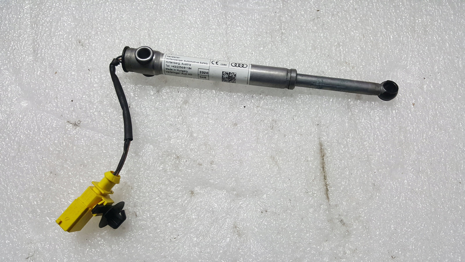 Nabój zawiasu maski AUDI Q7 4M0823823B demontaż