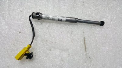 Nabój zawiasu maski AUDI Q7 4M0823823B demontaż