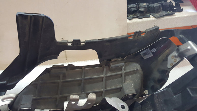 Prawa końcówka wydechu + uchwyt AUDI A4 (B9) 8W0253826Q 8W0807348G demontaż