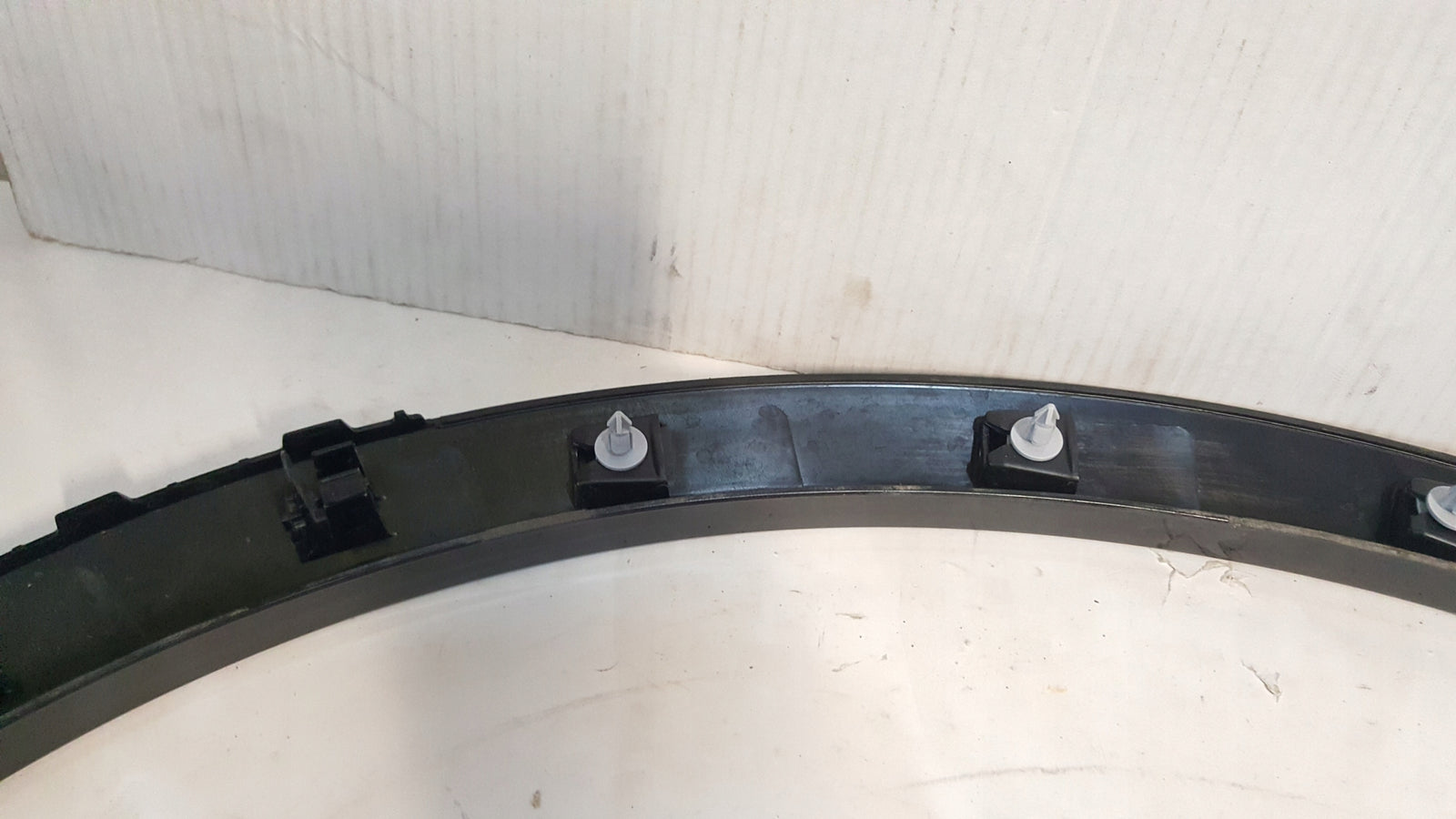 Listwa błotnika prawy przód VW TIGUAN III 571853718A demontaż