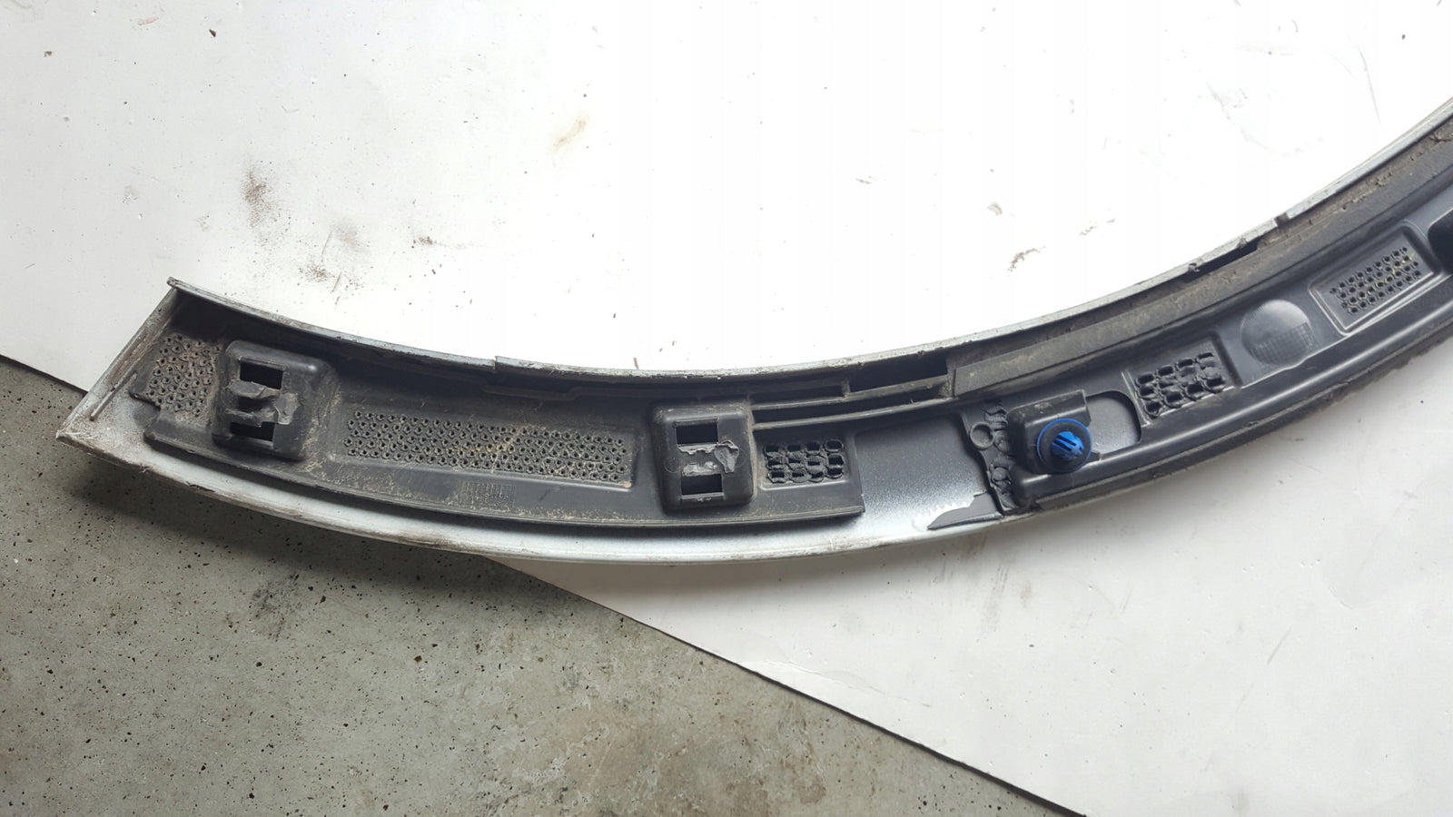 Listwa błotnika prawy tył AUDI Q3 83A853818B demontaż