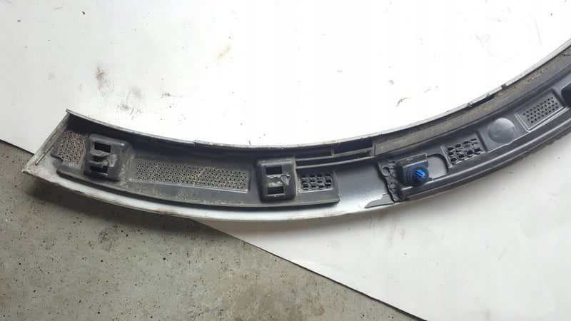 Listwa błotnika prawy tył AUDI Q3 83A853818B demontaż