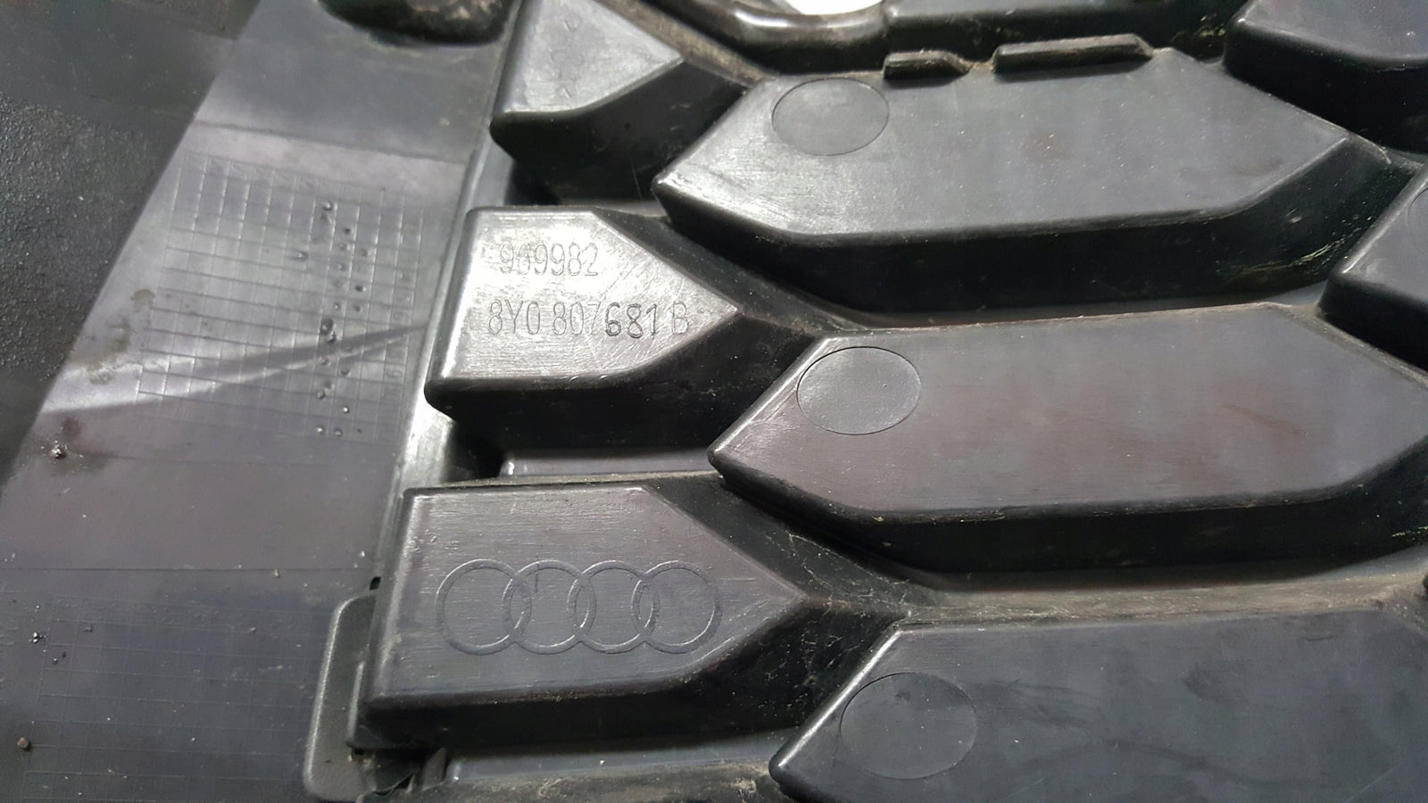 Kratka zderzaka lewy przód AUDI A3 8Y0807681B demontaż