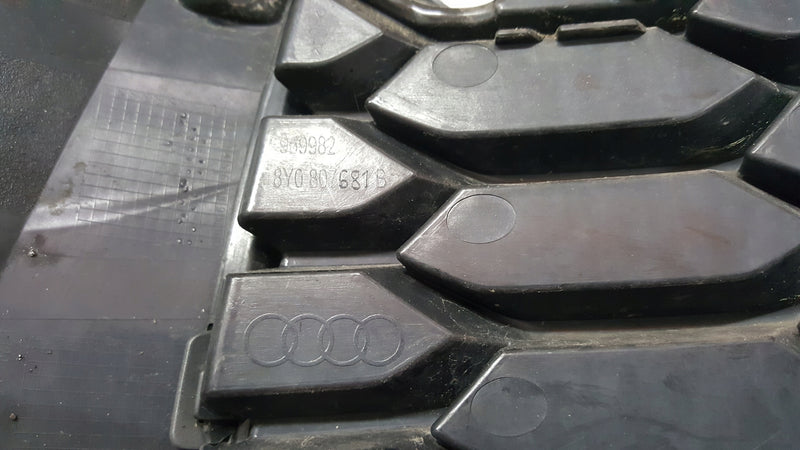 Kratka zderzaka lewy przód AUDI A3 8Y0807681B demontaż