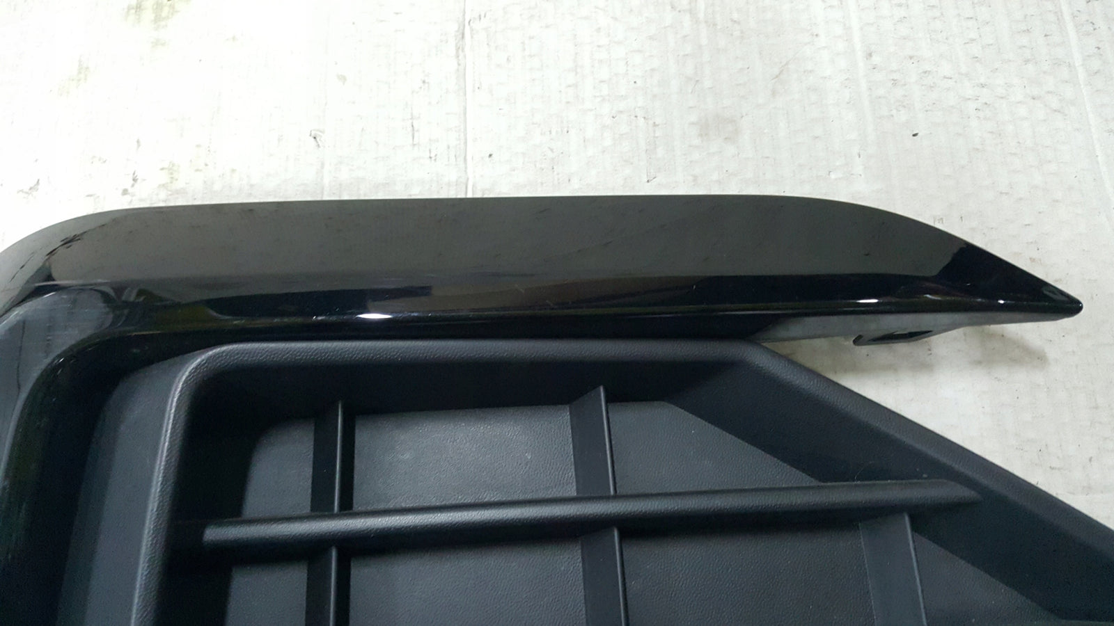 Kratka zderzaka prawy przód- VW TOUAREG III R-LINE 760853664A
