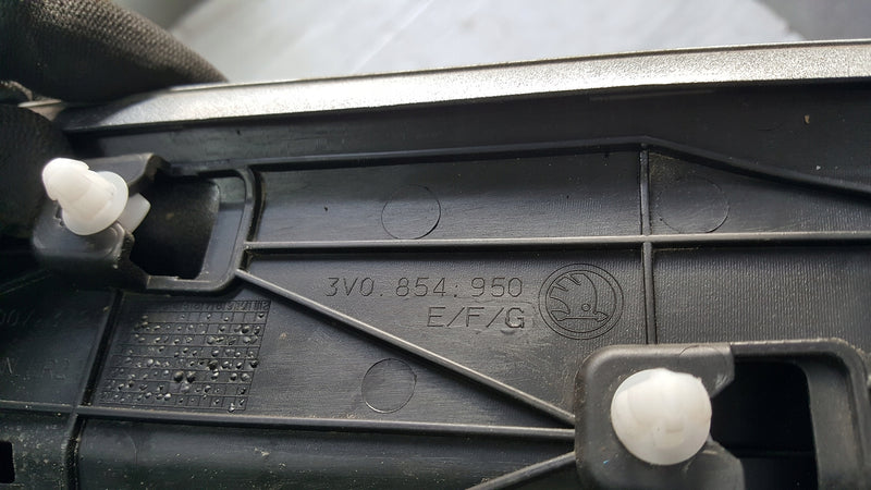 Listwa drzwi prawy tył SKODA SUPERB 3V0854950 demontaż