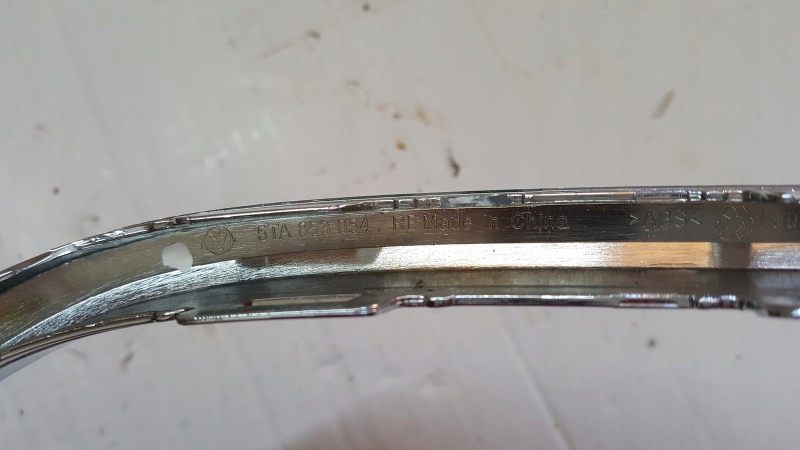 Listwa chrom zderzaka prawy tył VW TOURAN 5TA853054 demontaż