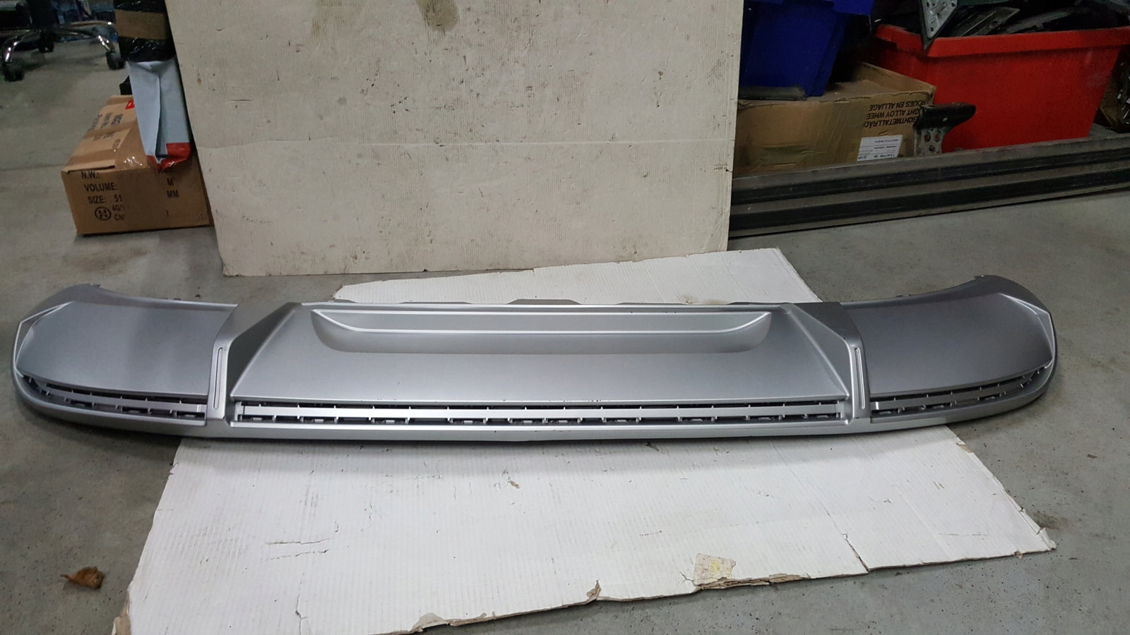 Dokładka spoiler dyfuzor zderzaka tylnego AUDI E-TRON 4KE807835C demontaż