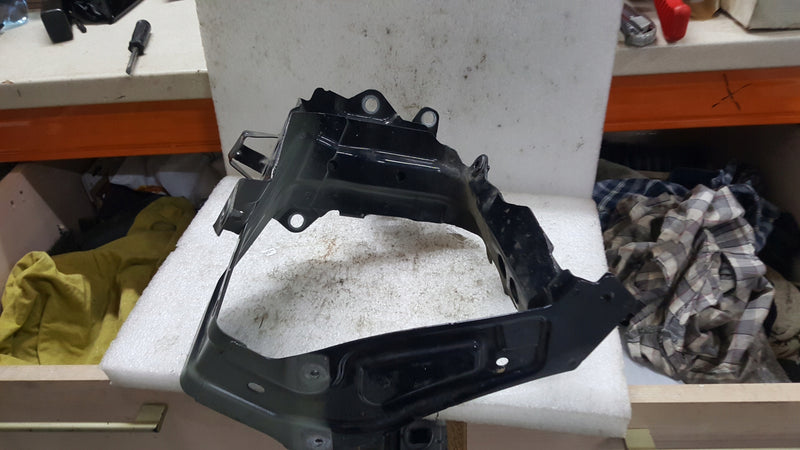 Wspornik mocowanie błotnika prawy przód VW TOUAREG 760821138 demontaż