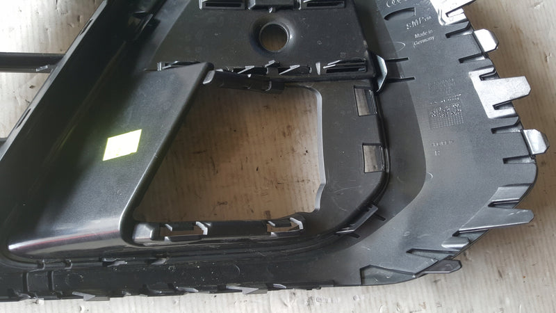 Kratka zderzaka przedniego prawa strona AUDI A8 (D5) 4N0807682 demontaż