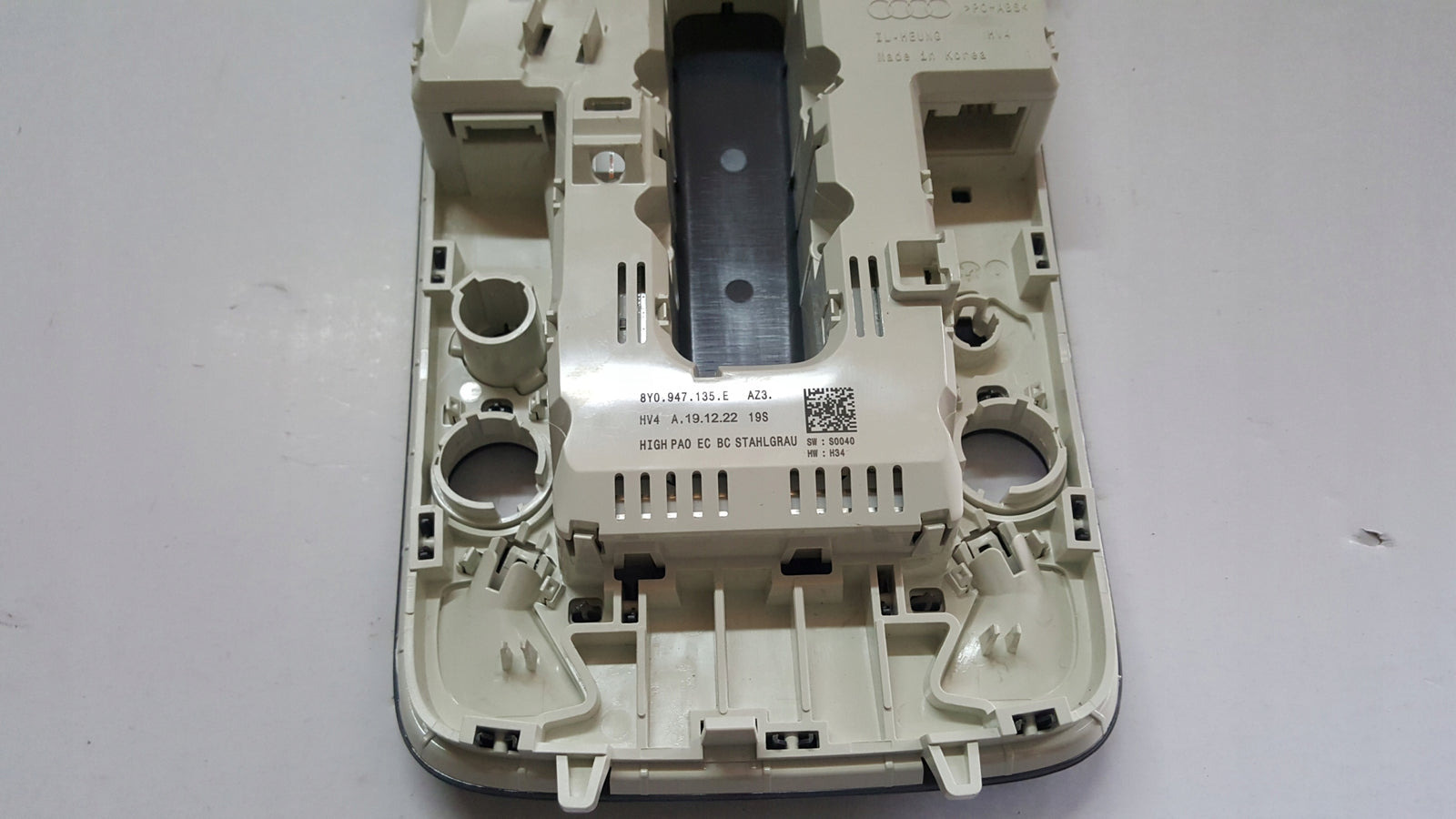 Lampka podsufitki AUDI A3 8Y0947135E AZ3 demontaż