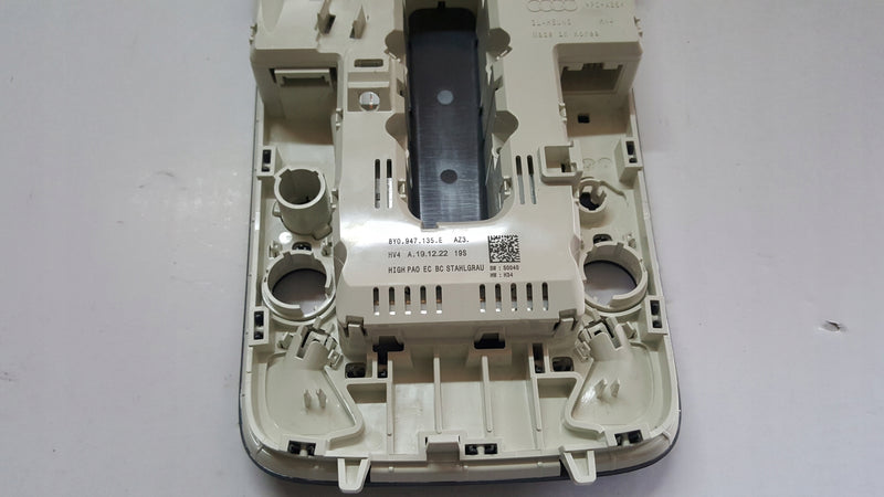 Lampka podsufitki AUDI A3 8Y0947135E AZ3 demontaż