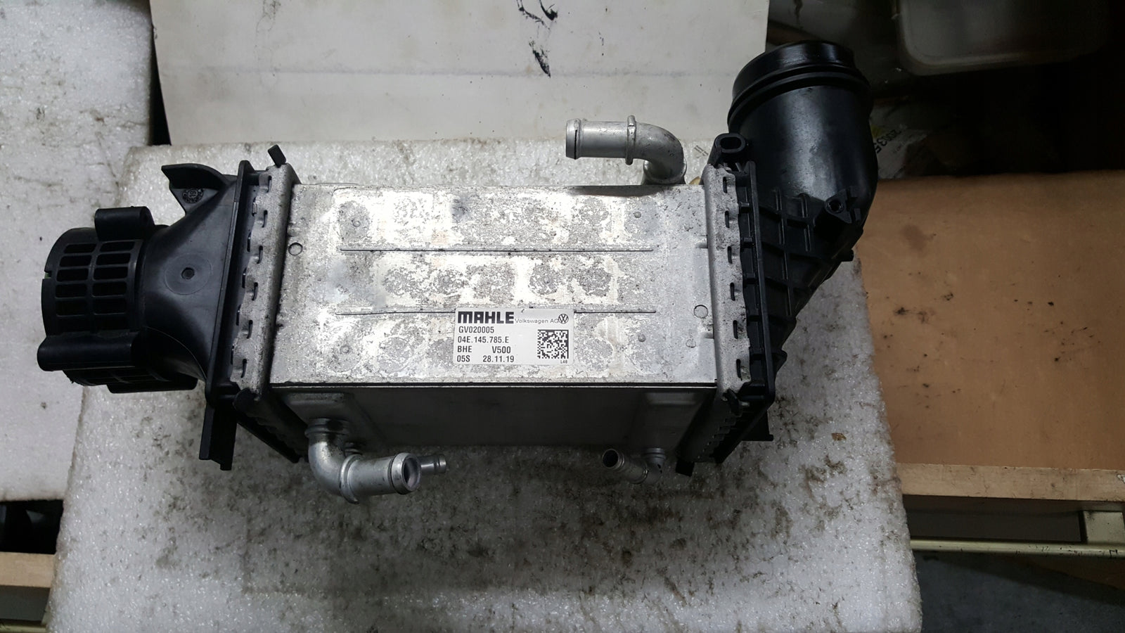 AUDI VW SEAT SKODA CHLODNICA INTERCOOLER WODNY 04E145785E