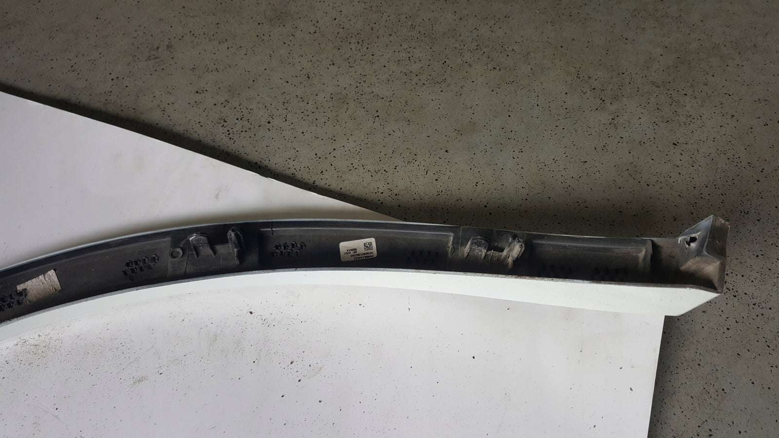 Listwa błotnika prawy tył VW TOUAREG 3 760853818C demontaż