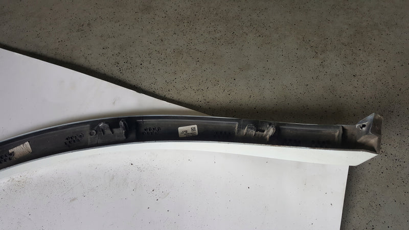 Listwa błotnika prawy tył VW TOUAREG 3 760853818C demontaż