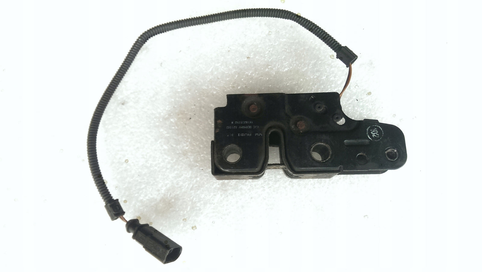 Zamek maski VW GOLF V 1K1823509D demontaż