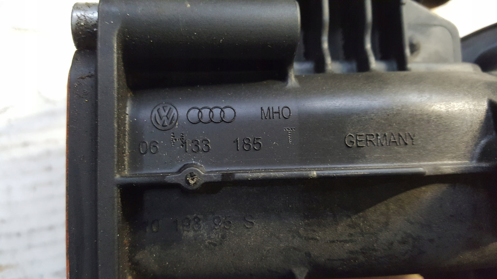 Kolektor ssący VW AUDI SKODA 06H133185T demontaż