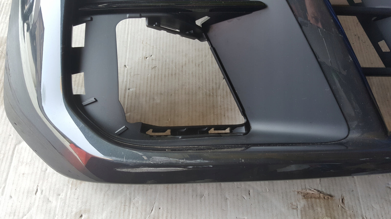 Kratka zderzaka przedniego prawa strona AUDI A8 (D5) 4N0807682 demontaż