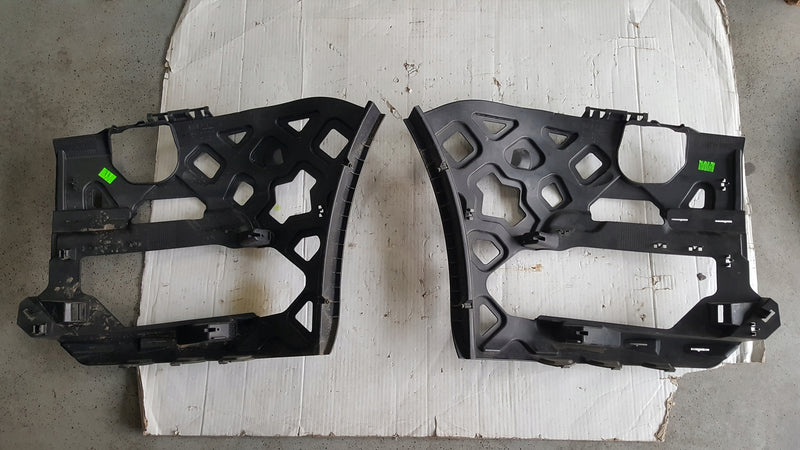 Ślizgi zderzaka przedniego VW CADDY 2K5807723 2K5807724 demontaż
