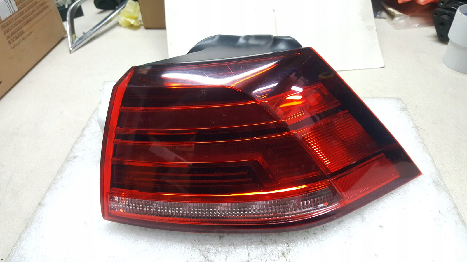 Volkswagen OE LAMPA TYLNA PRAWA W BŁOTNIK GOLF 7 LIFT 5G0945096Q LED