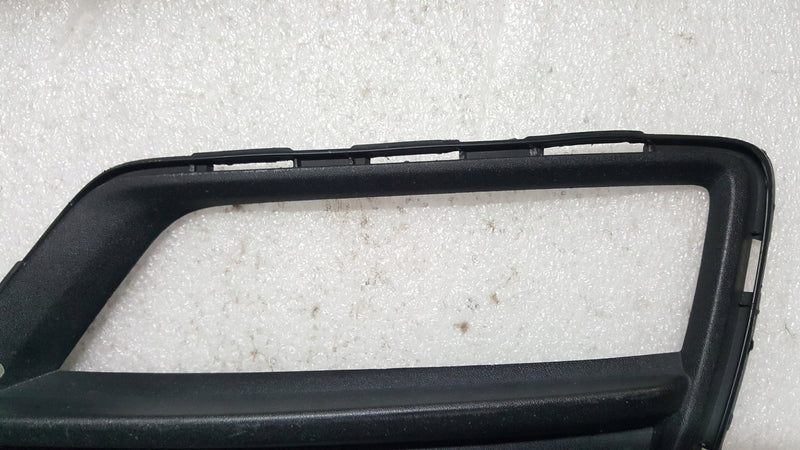 Kratka zderzaka prawy przód VW CADDY 2K5853666C demontaż