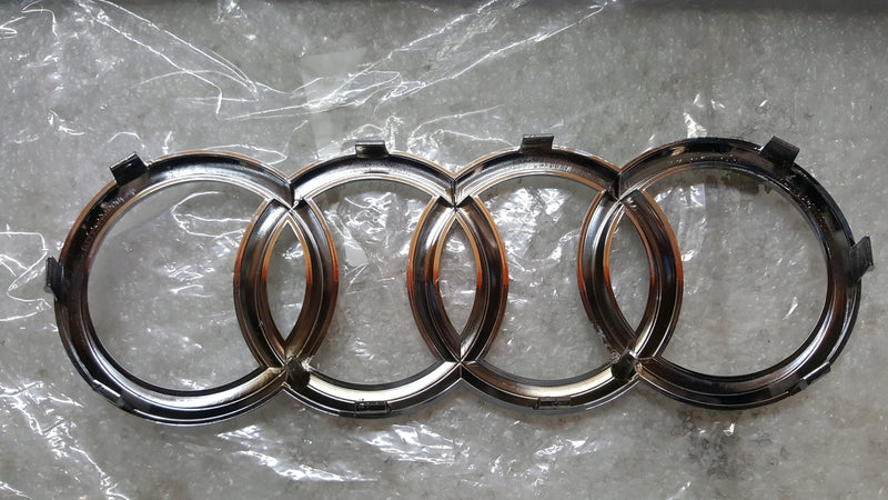 Emblemat logo przód AUDI A1 RS5 RS3 8T0853605 NOWY