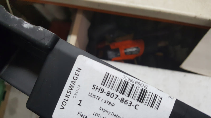 NOWY ORYGINALNY ślizg zderzaka tylnego VW GOLF VIII kombi 5H9807863C