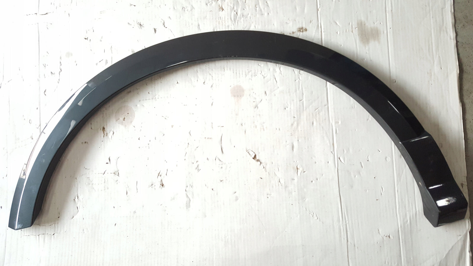 Listwa błotnika prawy tył AUDI Q2 81A853818A