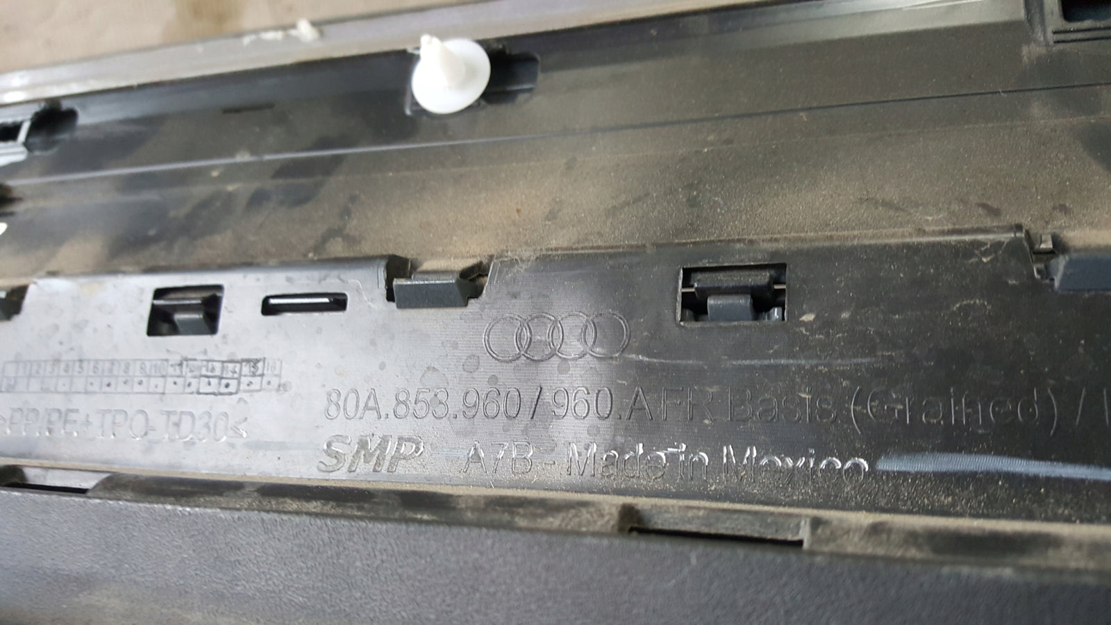 Listwa drzwi prawy przód AUDI Q5 80A853960A demontaż