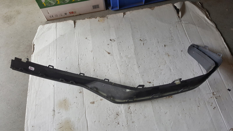 Listwa zderzaka przedniego prawa strona SEAT LEON 5FA853712A demontaż