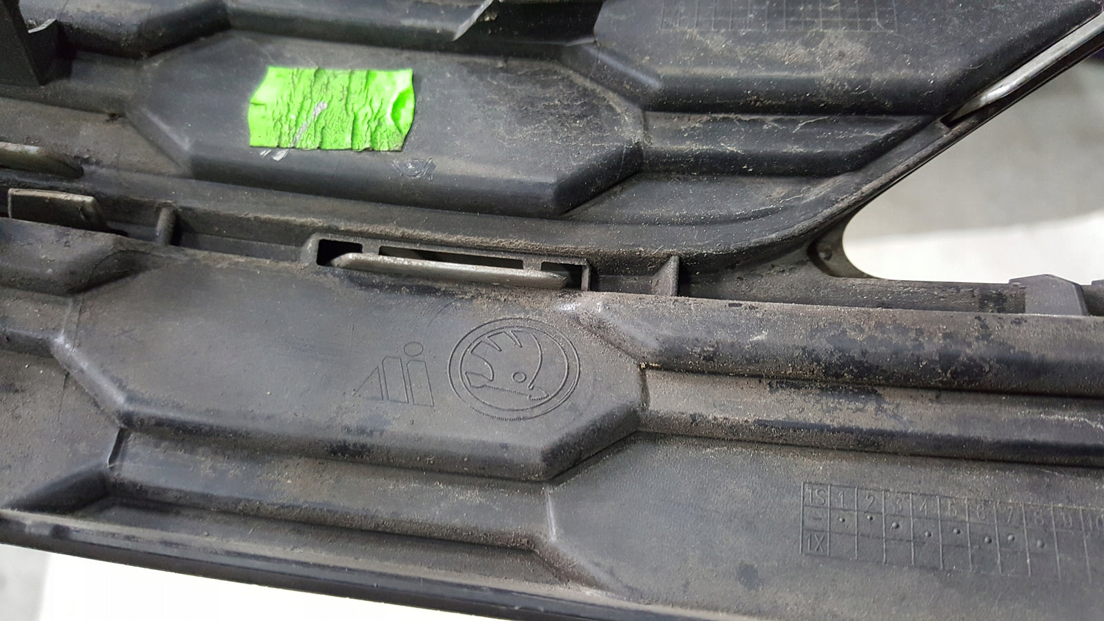 Kratka zderzaka PR przód SKODA OCTAVIA 5E3807682C