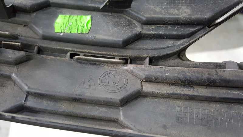 Kratka zderzaka PR przód SKODA OCTAVIA 5E3807682C