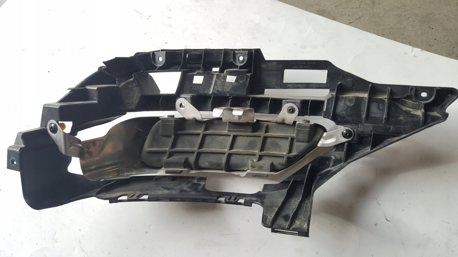 Prawa końcówka wydechu + uchwyt AUDI 8W0253826L 8W0807348E demontaż